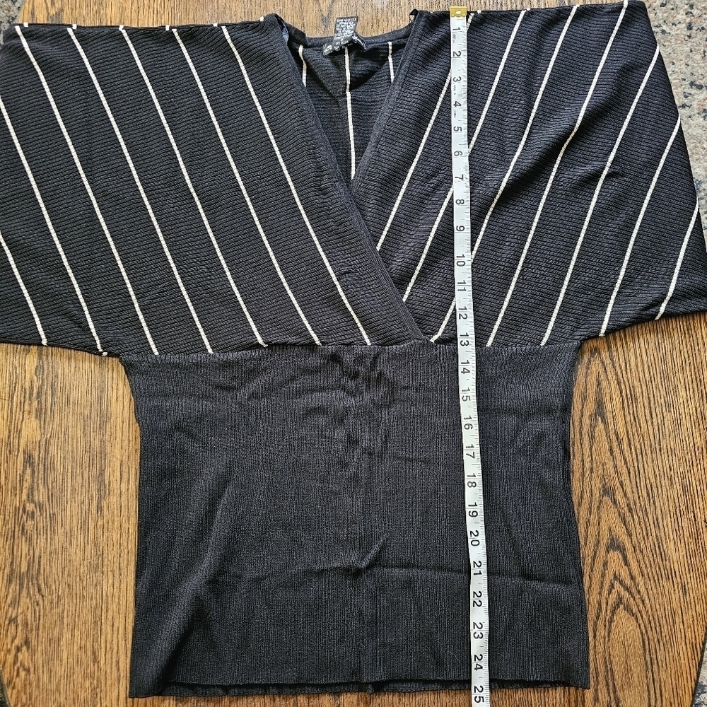 Linda Matthews Black and White Stripe Deep V-Neck Blouse Top Size Women's XL - Picture 6 of 8